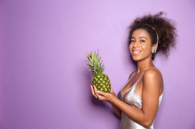 Renkli ananaslı güzel Afro-Amerikalı kadın.
