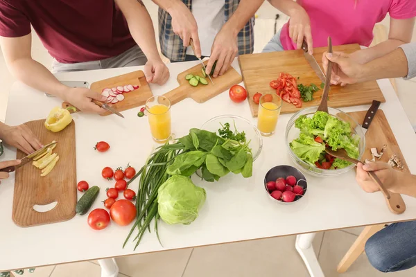 Freunde Kochen Gemeinsam Der Küche — Stockfoto