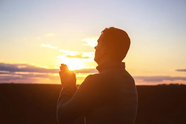 Religieuze Man Bidden Buiten Bij Zonsondergang — Stockfoto