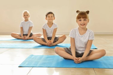 Küçük çocuklar kapalı Yoga uygulamak