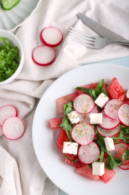 Masada lezzetli karpuz salata ile plaka