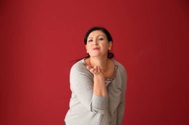 Öpücük renk arka plan üzerinde üfleme Olgun kadın portresi