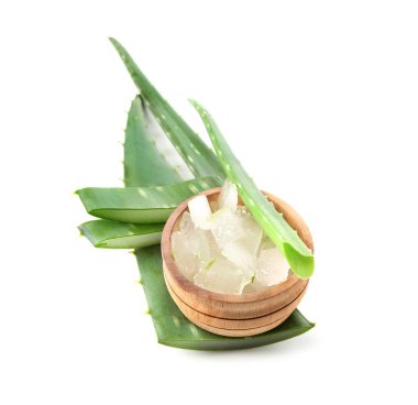 Beyaz arka plan üzerinde aloe vera ile kase