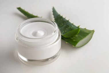 Krem ve beyaz arka plan üzerinde aloe vera ile jar