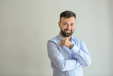 Işık arka plan üzerinde yakışıklı işadamı portresi