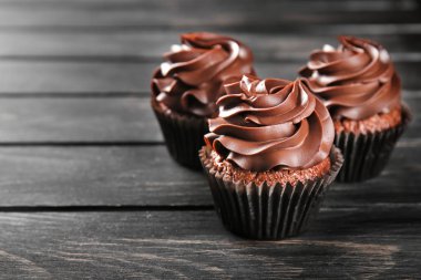 Ahşap masa üzerinde lezzetli çikolata cupcakes