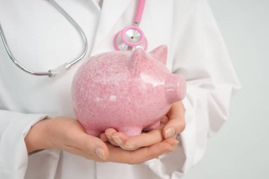 Kadın doktor kumbara, closeup holding