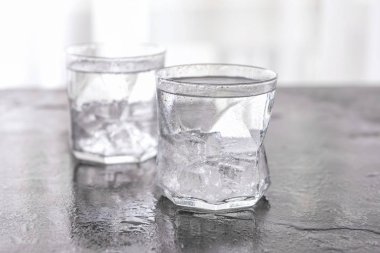Bardak soğuk su gri masada