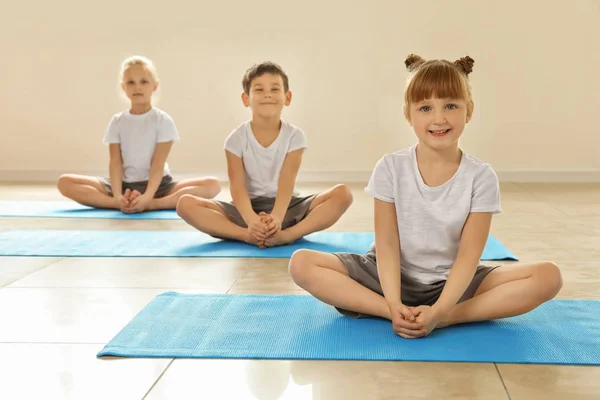Kleine Kinder Üben Yoga Haus — Stockfoto