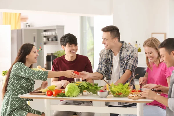 Freunde Kochen Gemeinsam Der Küche — Stockfoto