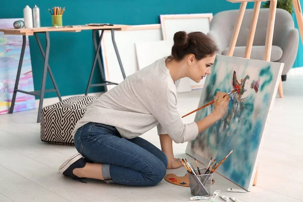 Female Artist Painting Picture Workshop — Stock Photo, Image