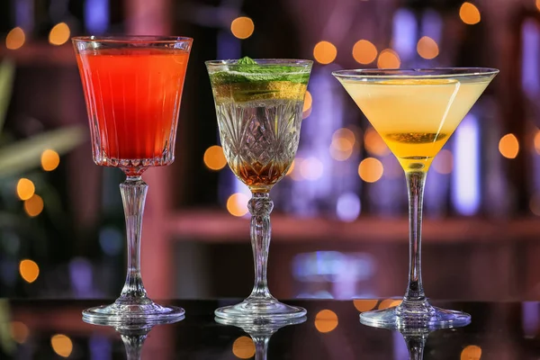 Frisse Zomer Cocktails Glazen Tafel Tegen Wazig Lights — Stockfoto