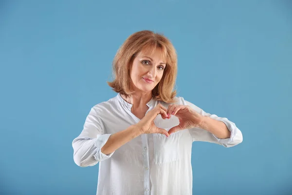 Retrato Mujer Madura Haciendo Corazón Con Sus Manos Fondo Color — Foto de Stock