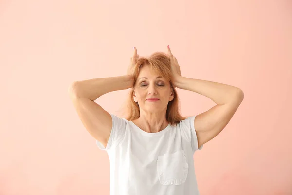 Retrato Una Mujer Madura Presionando Las Manos Sobre Cabeza Sobre — Foto de Stock