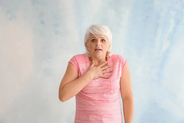 Portrait Shocked Mature Woman Light Background — Stock Photo, Image