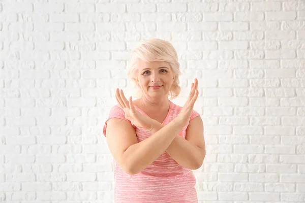 Retrato Mujer Madura Rechazando Algo Sobre Fondo Blanco — Foto de Stock