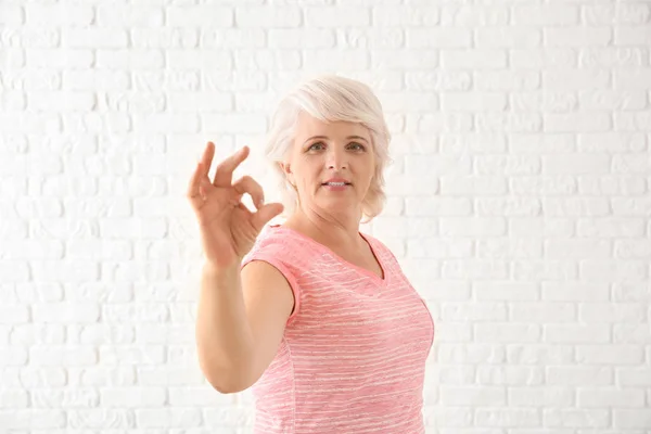 Retrato Mujer Madura Mostrando Gesto Sobre Fondo Blanco — Foto de Stock