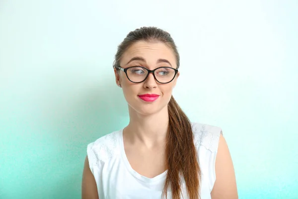 Renk Arka Plan Üzerinde Duygusal Genç Kadın — Stok fotoğraf