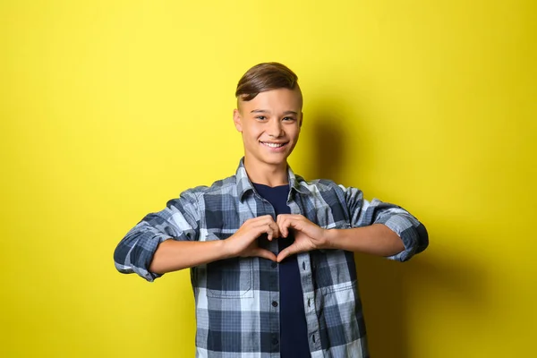 Adolescente Menino Fazendo Coração Com Mãos Fundo Cor — Fotografia de Stock