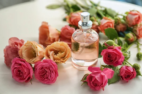 Garrafa Perfume Com Belas Flores Mesa Branca — Fotografia de Stock