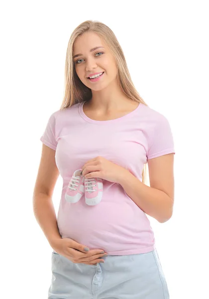 Krásná Těhotná Žena Dětskými Botičky Bílém Pozadí — Stock fotografie