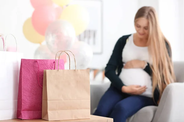 Беременная Женщина Подарками Детского Душа Дому — стоковое фото