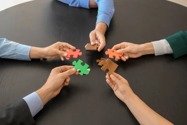 Business Team Samenstellen Van Puzzel Donkere Tafel — Stockfoto