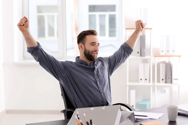 Happy Worker Table Office — Stock Photo, Image