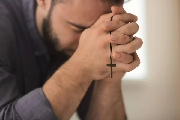Θρησκευτικές Νεαρός Προσεύχεται Στο Θεό Στο Σπίτι Κοντινό Πλάνο — Φωτογραφία Αρχείου