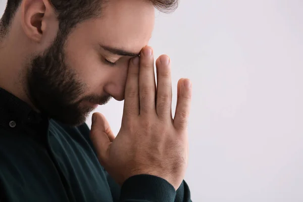 Pemuda Relijius Berdoa Kepada Allah Dengan Latar Belakang Terang Menutup — Stok Foto