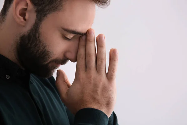 Religious Young Man Praying God Light Background Closeup — Stock Photo, Image