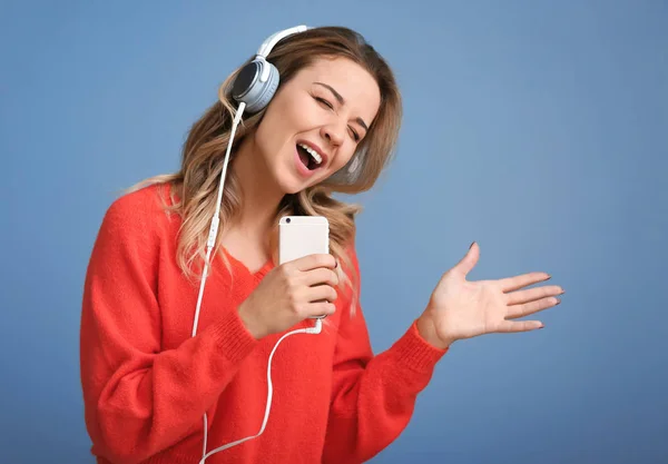 Portrait Belle Jeune Femme Écoutant Musique Sur Fond Couleur — Photo