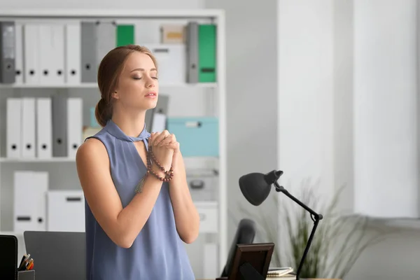 Beautiful Young Woman Praying Office — Stock Photo, Image