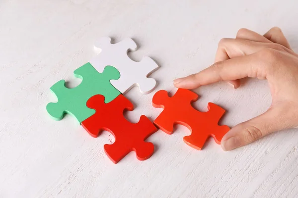 Main Féminine Avec Des Pièces Puzzle Sur Fond Blanc Bois — Photo