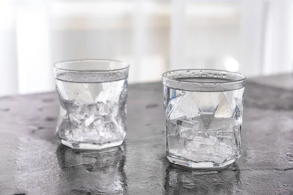 グレーのテーブルに冷たい水のグラス — ストック写真