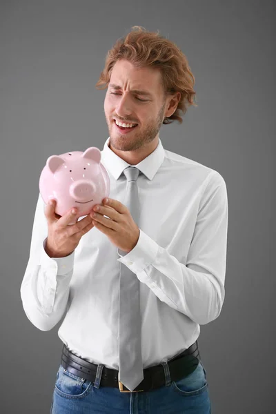 Hombre Guapo Con Alcancía Sobre Fondo Gris — Foto de Stock