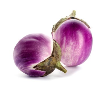 Beyaz arka planda taze patlıcanlar