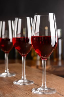 ahşap masa üzerinde kırmızı şarap gözlük