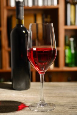 Tahta masada bir kadeh kırmızı şarap.