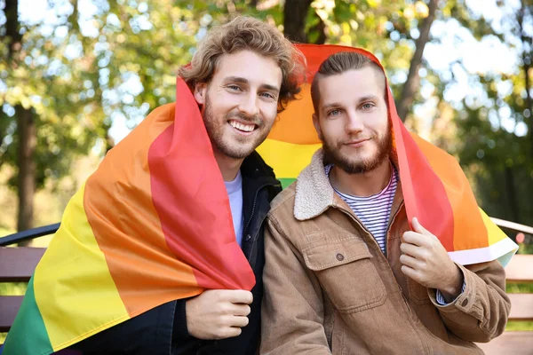 レインボー公園で Lgbt フラグと幸せなゲイ カップル — ストック写真