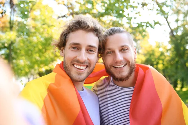 公園で Lgbt レインボーフラッグと幸せなゲイのカップル撮影 Selfie — ストック写真