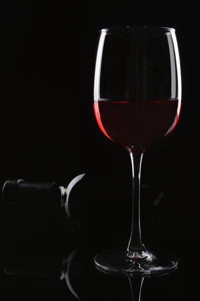 Glas Rotwein Auf Dunklem Hintergrund — Stockfoto