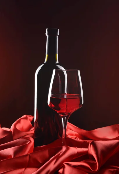 Bottiglia Bicchiere Vino Rosso Con Panno Lucido Sfondo Scuro — Foto Stock