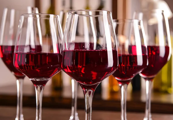 Ποτήρια Κόκκινο Κρασί Στο Τραπέζι Κοντινό Πλάνο — Φωτογραφία Αρχείου