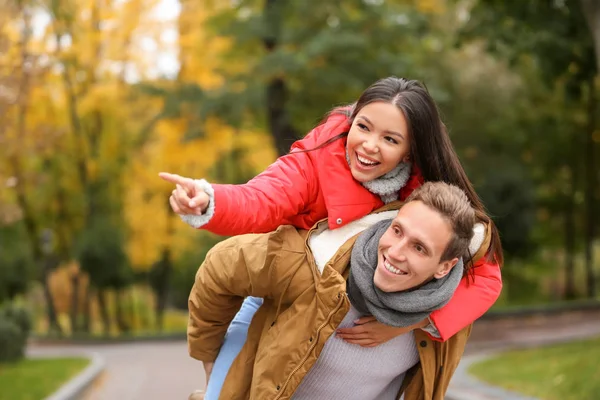Happy Young Couple Having Fun Autumn Park — Stock Photo, Image
