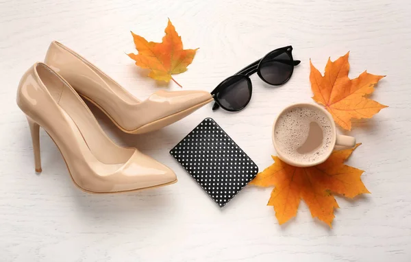 白い背景の葉のカップで香り豊かなコーヒー 女性靴 秋の組成 — ストック写真