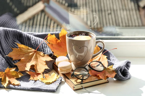 Taza Aromático Con Libro Suéter Caliente Hojas Otoño Alféizar Ventana —  Fotos de Stock