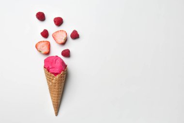 Gözleme koni lezzetli dondurma ve beyaz arka plan üzerinde çilek ile