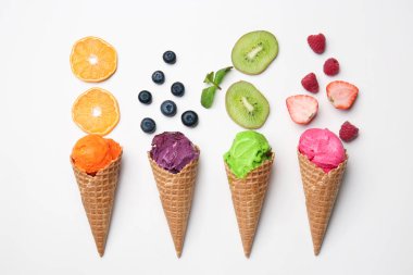 Gözleme koniler ile lezzetli renk dondurma, meyve ve çilek beyaz arka plan üzerinde