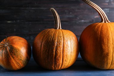 Ahşap masa üzerinde bütün Taze kabak